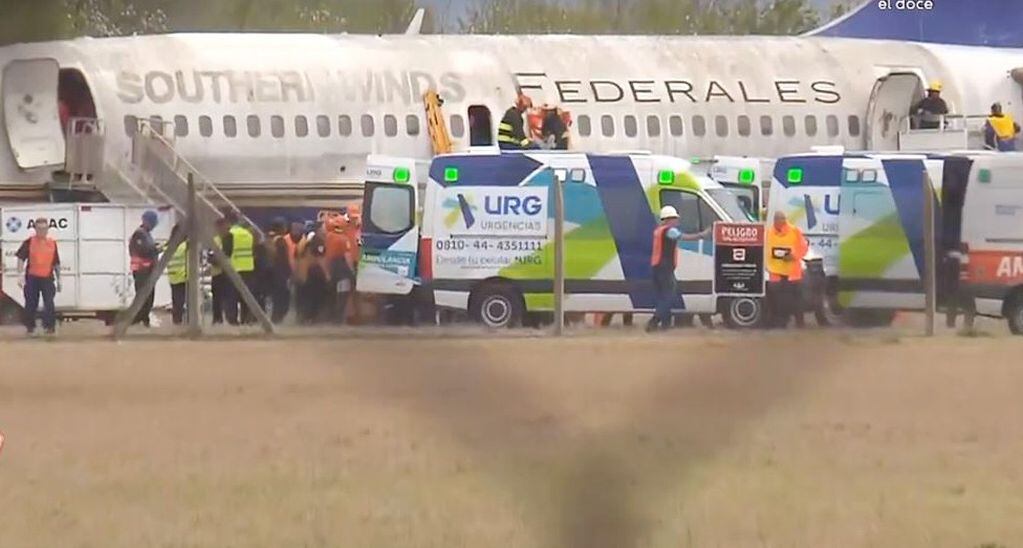Simulacro de accidente aéreo en el Aeropuerto Ambrosio Taravella de Córdoba. (Captura El Doce TV)