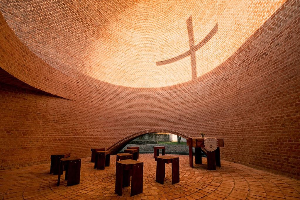 El reflejo de la cruz, detrás del altar, se logra sólo en un momento del día y es gracias a dos maderos ubicados al exterior de la construcción.