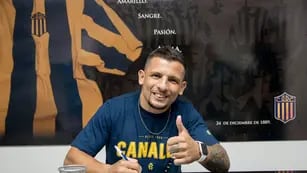 Emiliano Vecchio renovó su contrato con Central