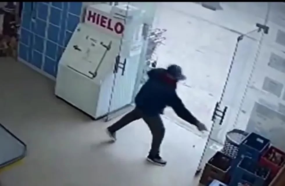 Captura del momento en el que le disparan al dueño del supermercado.