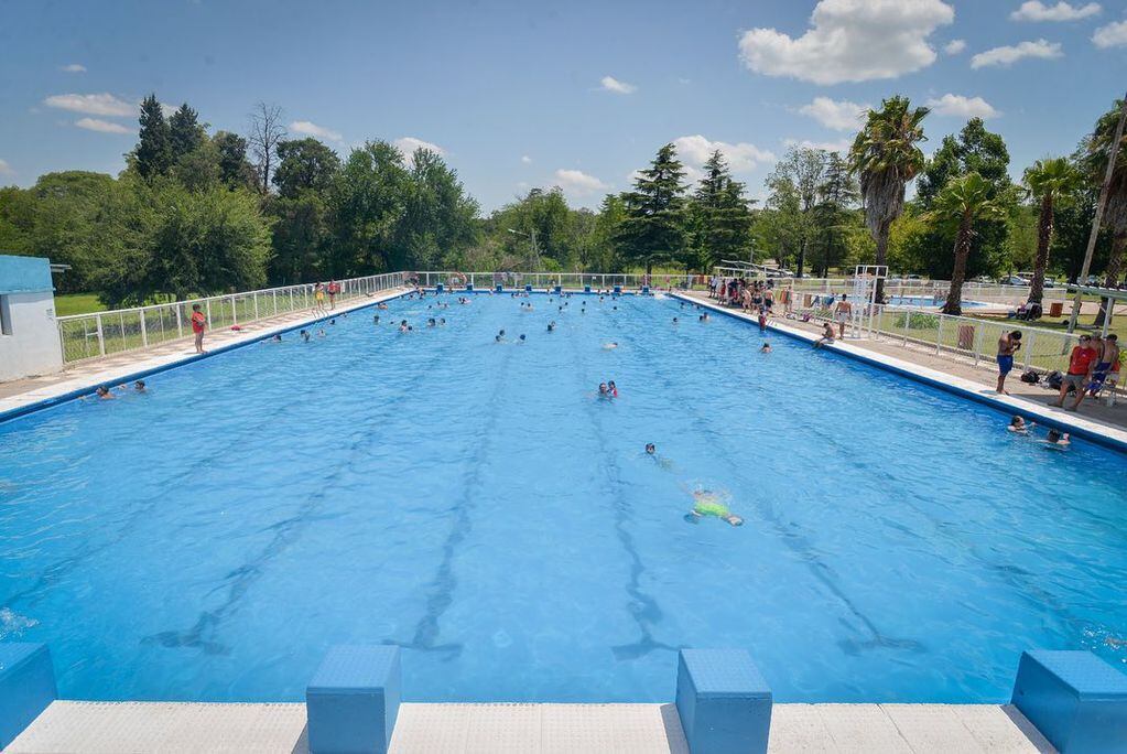 La piscina tiene guardavidas y capacidad para 700 personas.