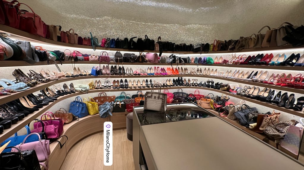 El armario con cientos de bolsos y zapatos que tiene Wanda Nara en su casa en Milán, Italia.