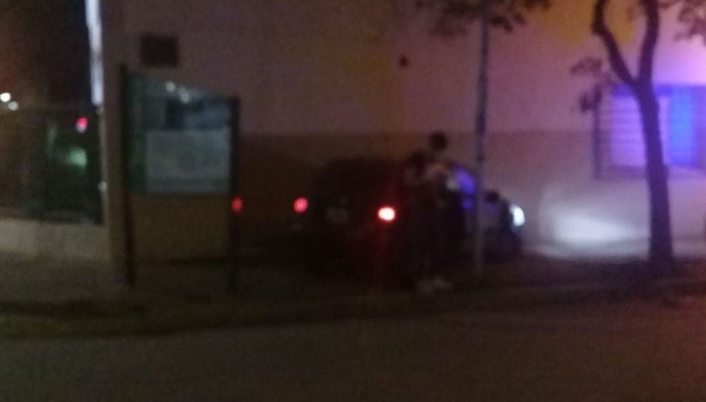 Auto se incrustó contra el frente del colegio Misericordia. (SL24)