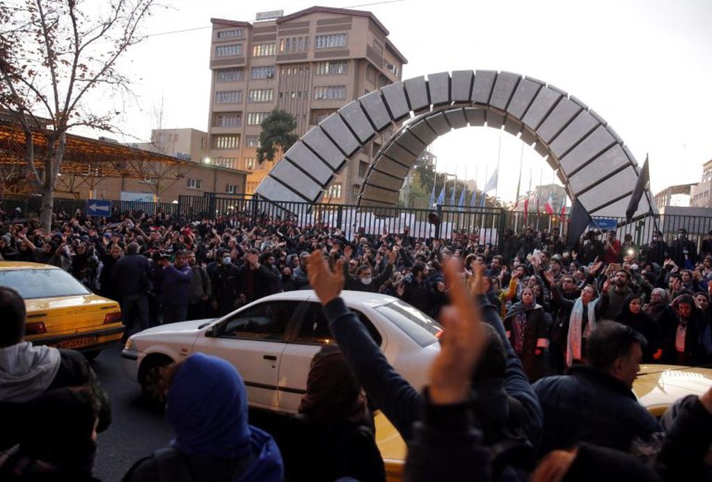 Protestas en la capital iraní frente a instuciones del Gobierno (Foto: EFE/EPA/ABEDIN TAHERKENAREH)