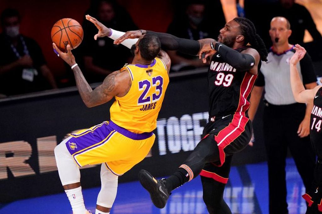 Jae Crowder de Miami Heat esquiva a LeBron James de Los Angeles Lakers (AP Photo/Mark J. Terrill)