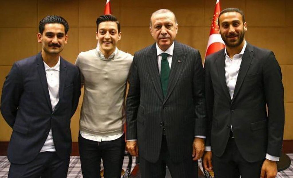 La polémica foto de Ozil y Gundogan junto al presidente turco