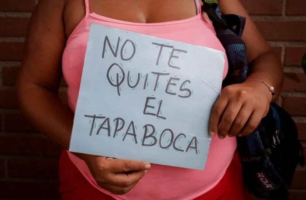 ACOMPAÑA CRÓNICA: CORONAVIRUS VENEZUELA AME4603. CARACAS (VENEZUELA) 27/07/2020.- Una mujer sostiene un papel que dice \