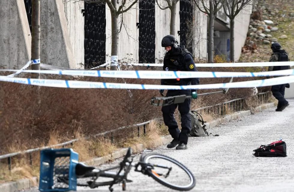 Stockholm (Sweden), 07/01/2018.- The police has cordoned off the area outside Varby Gard metro station south of Stockholm where two people were injured by some kind of explosive in Stockholm, Sweden, 07 January 2018. (Suecia, Estocolmo) EFE/EPA/Henrik Montgomery SWEDEN OUT