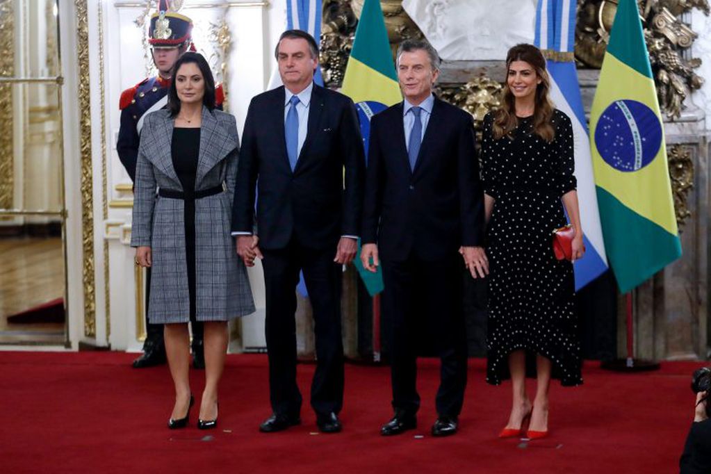 Mauricio Macri, y su esposa, Juliana Awada, reciben este jueves en la Casa Rosada, sede del Gobierno en Buenos Aires (Argentina), al presidente de Brasil, Jair Bolsonaro, y su esposa Michelle (EFE)