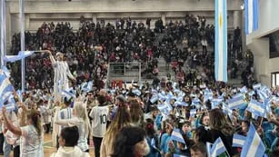 Emotivo compromiso a la BanderaArgentina en el Estadio Arena Más de 800 niños, familias y docentes participaron del acto encabezado por el Intendente Esteban Avilés.