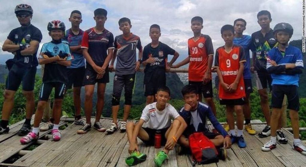 Ekapol Chanthawong, el entrenador del equipo de fútbol tailandés que estuvo atrapado en una cueva, junto a los chicos.