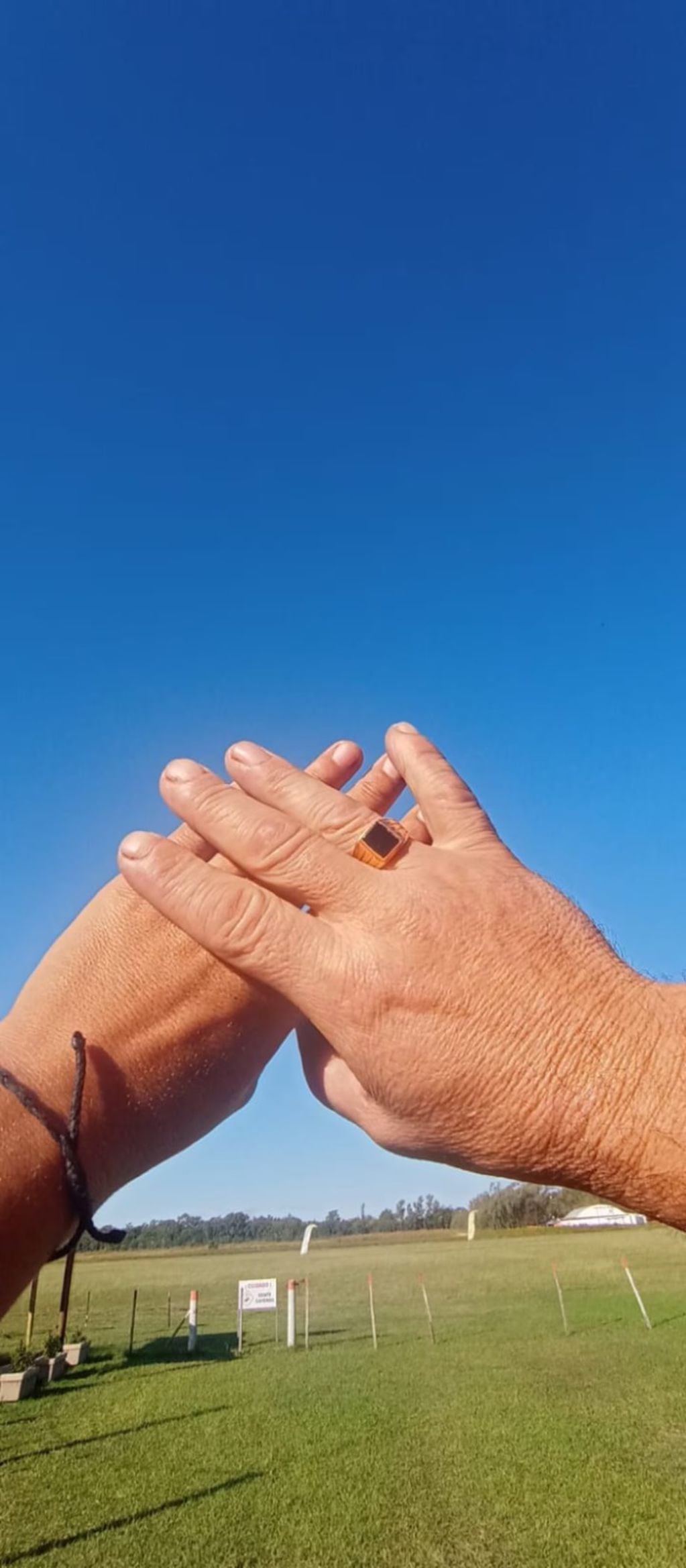 El anillo que Romina le dio a Claudio.