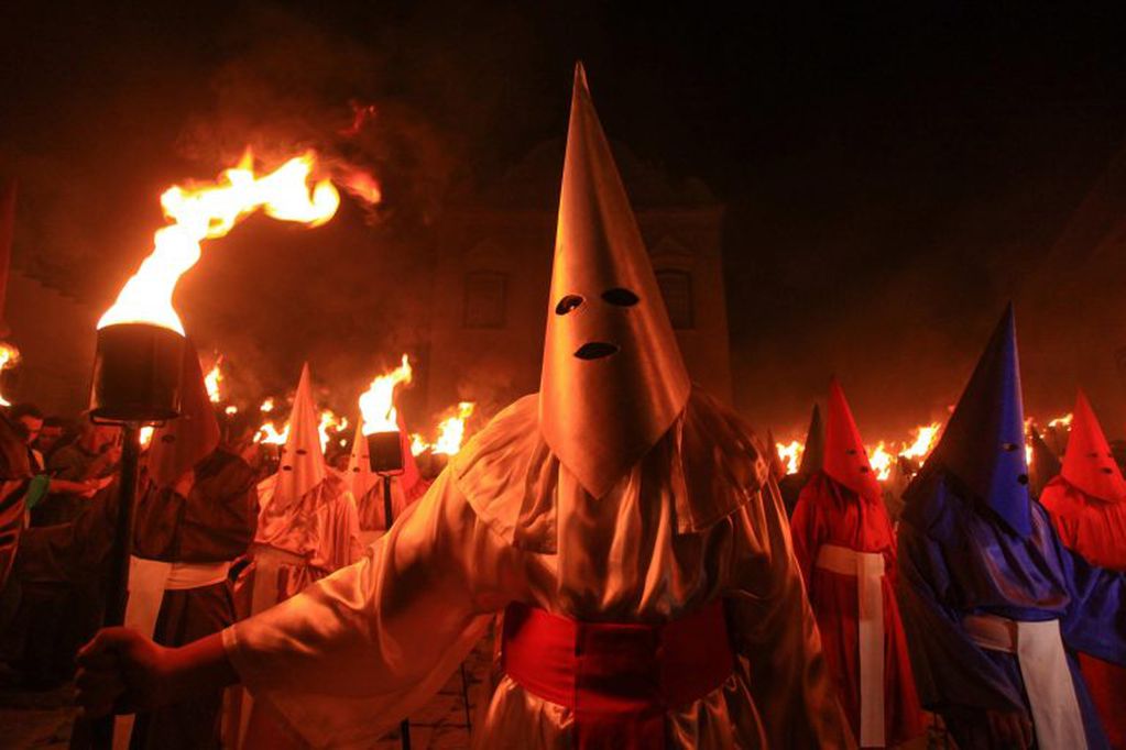 Encapuchados celebran la procesión del Fogaréu en Goiás, Brasil. (Foto: EFE)