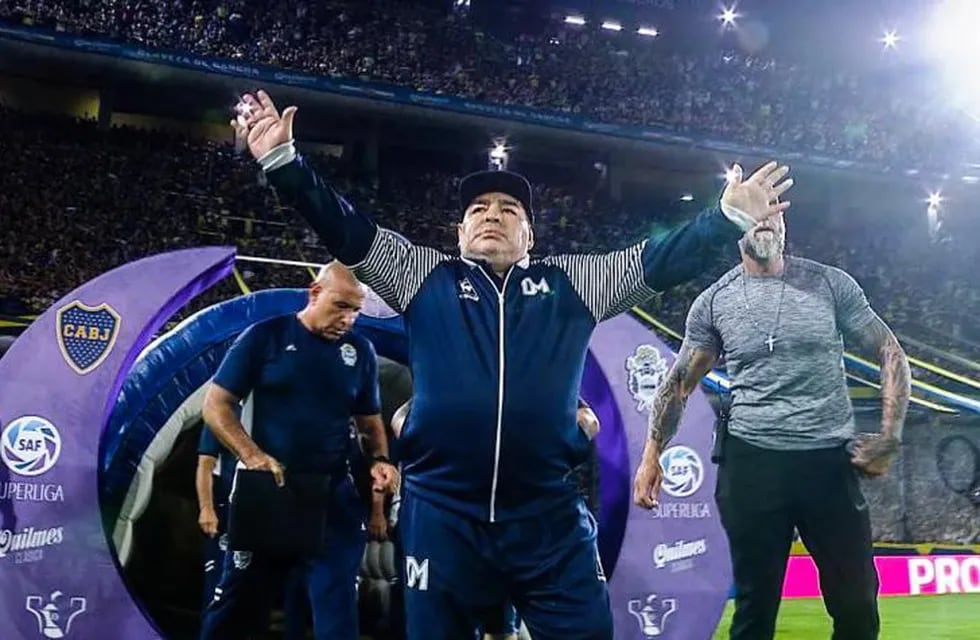 Maradona la última vez que pisó la Bombonera como DT de Gimnasia y Esgrima La Plata.