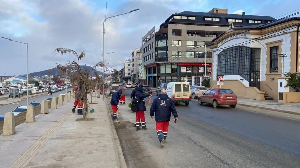 Ushuaia: comenzaron las tareas de limpieza de barro, en veredas y cordones de calles