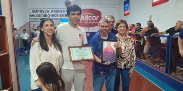 Marcelo Cuberes fue homenajeado por el Club 24 de Septiembre en Arroyito