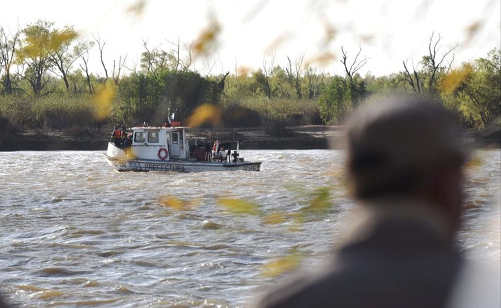 La búsqueda de tres jóvenes continúa en el río. (Juan José García)
