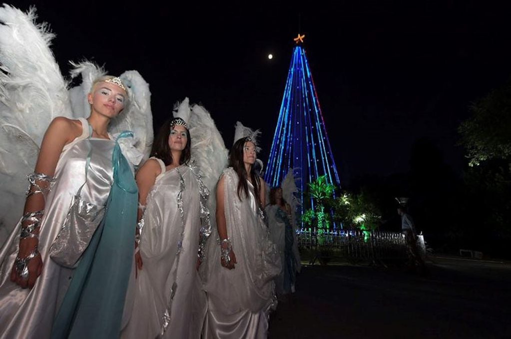 El arbolito de Navidad del Faro del Bicentenario en Córdoba volvió a armarse este 8 de diciembre.