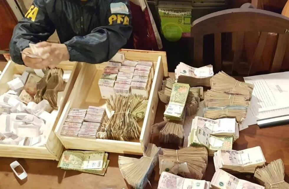 El efectivo en billetes de baja denominación estaba oculto por una placa de durlock en una casa de Las Parejas. (@PFAOficial)