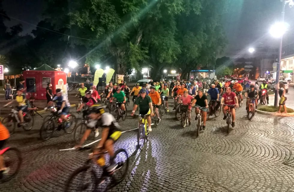 Bicicleteada nocturna por las calles de Rafaela