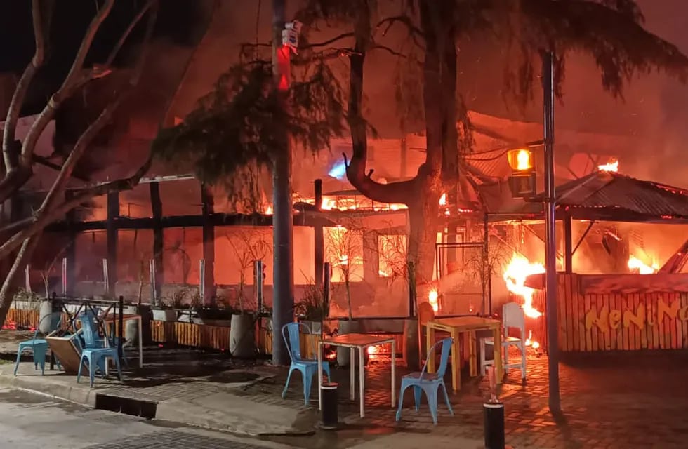 Impresionante incendio destruyó un conocido bar de la zona norte de Rosario.