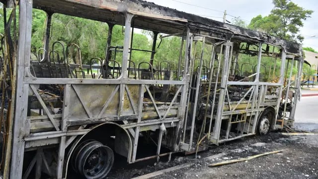 Incendio de un colectivo en Córdoba este sábado con pérdidas totales. (José Hernández/La Voz)