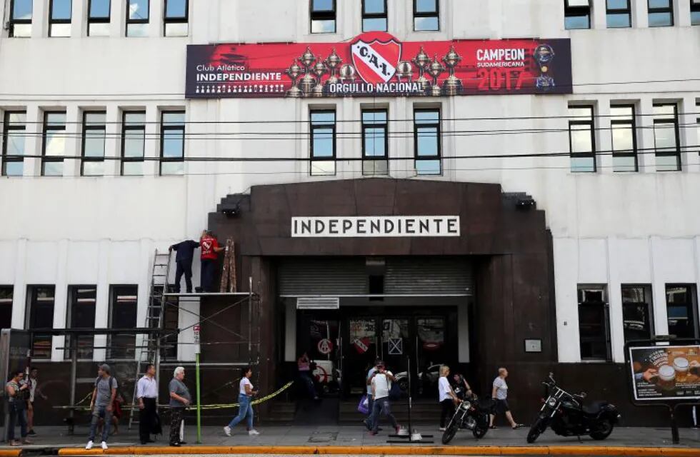 People walk by the headquarters of Independiente soccer club in Avellaneda, on the outskirts of Buenos Aires, Argentina, April 5, 2018. REUTERS/Marcos Brindicci avellaneda  escandalo abuso sexual menores en club independiente investigacion red de pedofilia edificio sede del club