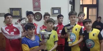 Entrega de copas a los campeones de las cinco categorías de las Divisiones Menores de Fútbol