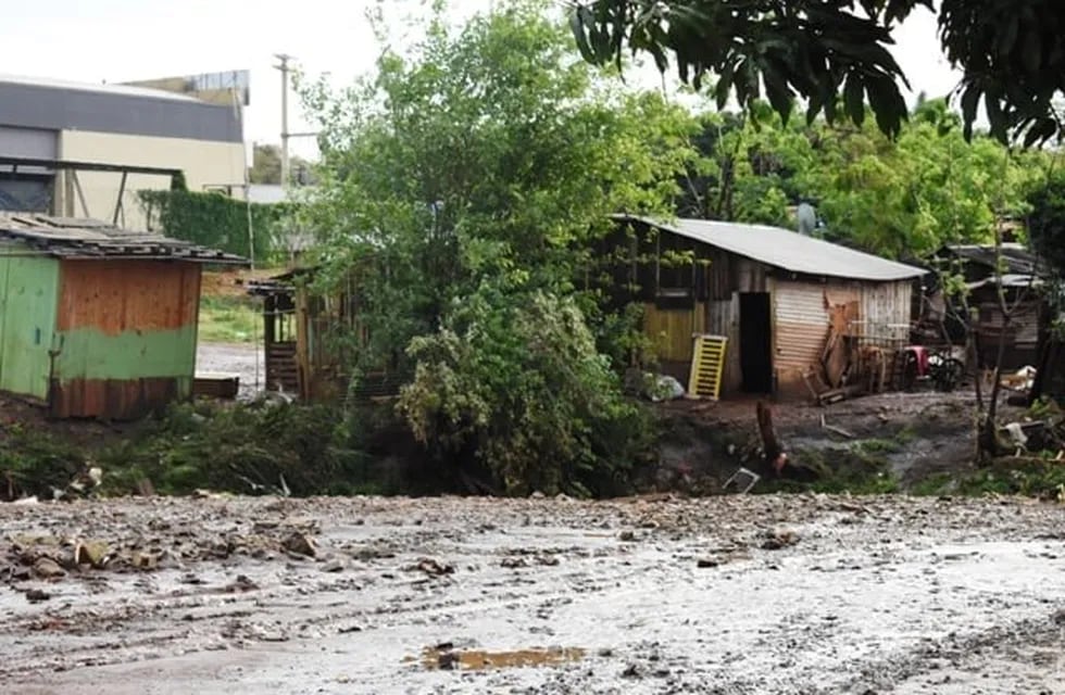 Defensa Civil de Posadas se encuentra asistiendo a barrios afectados por el temporal.