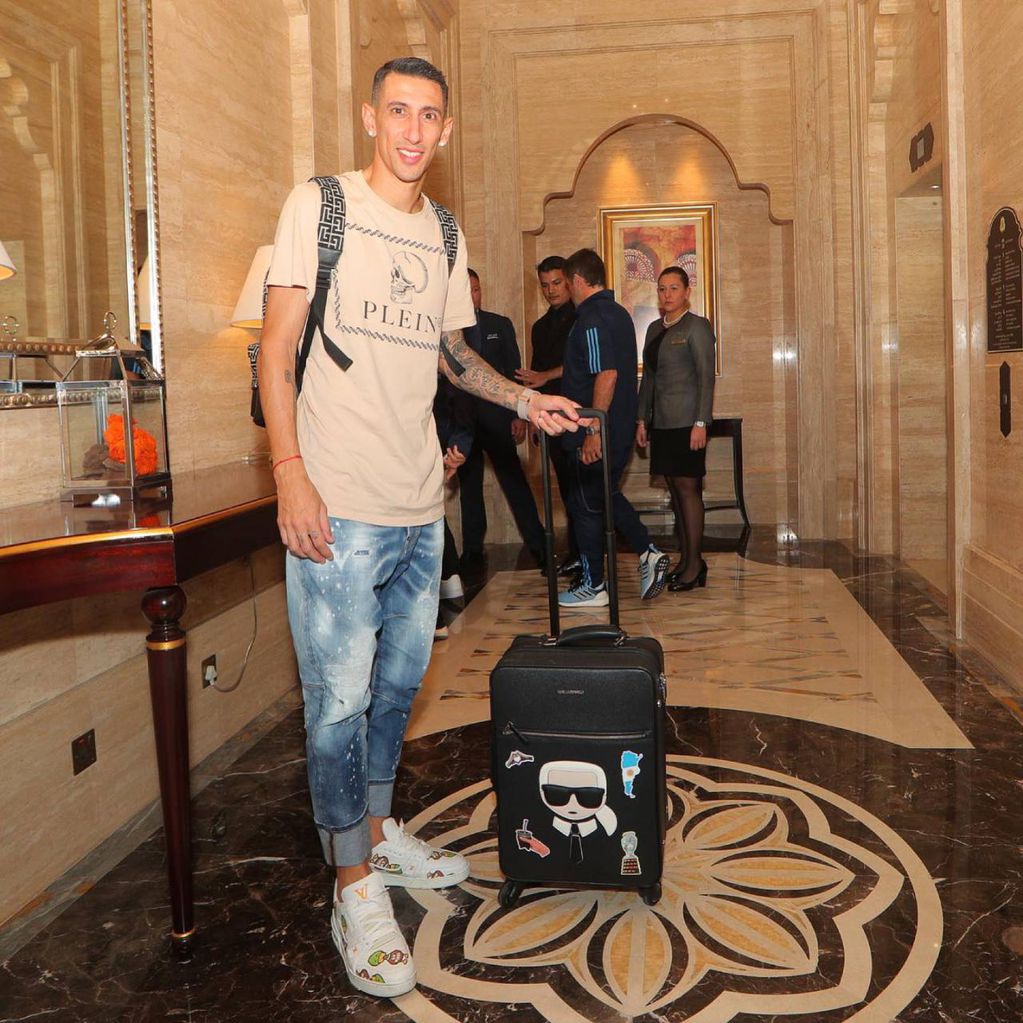 El ex Benfica ingresó al hotel este lunes y ya practicó con el plantel.