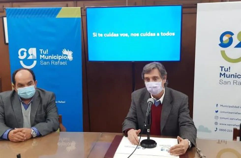 Emir Félix y el director de Salud municipal Isidro Cuello