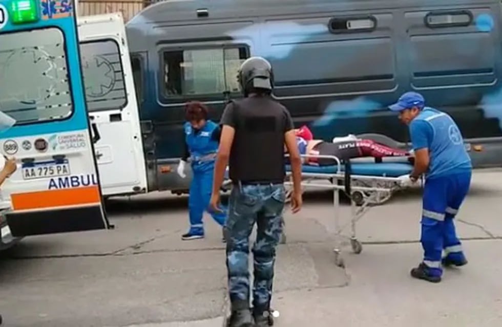 Hincha de Juventud Antoniana herida luego de que un camión le pasó por arriba de las piernas. (Central Policial)