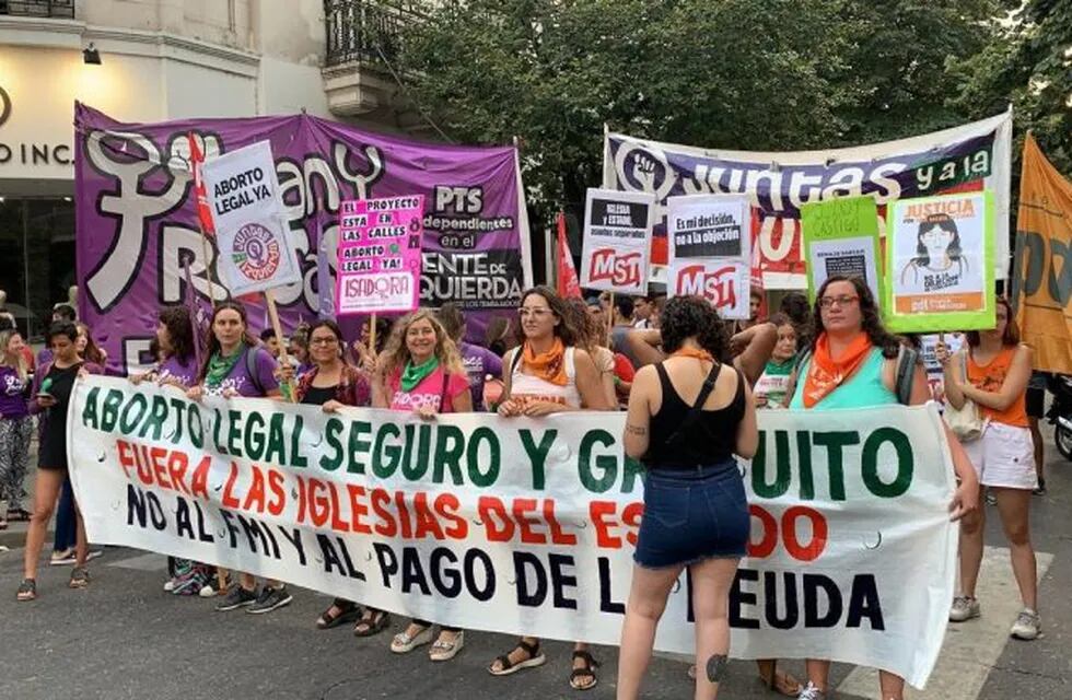 Las actividades por el Día Internacional de la Mujer comenzaron con un corte frente al Arzobispado de Rosario. (Twitter)