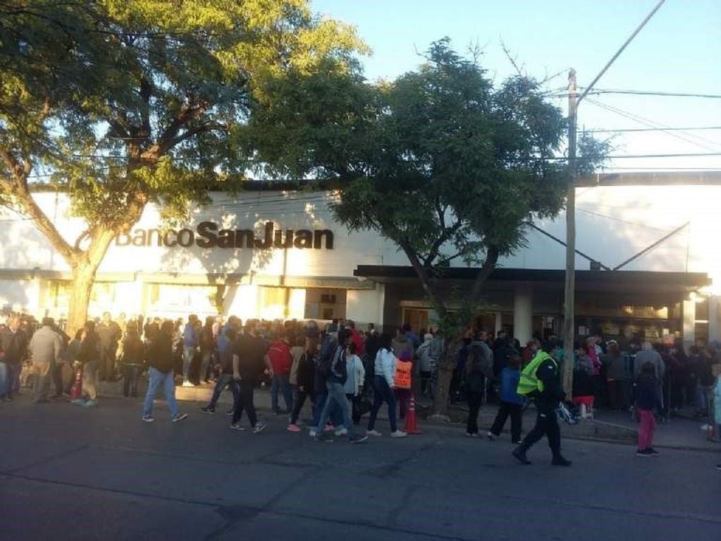 Cientos de sanjuaninos se acercaron a las sucursales bancarias.