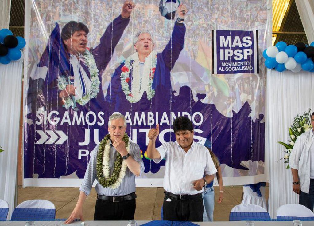 Evo Morales junto a su vicepresidente, Álvaro García Linera, en el lanzamiento de su campaña para la reelección. Las elecciones generales se llevarán a cabo el 20 de octubre de 2019 en Bolivia. (Photo by Noah Friedman-Rudovsky / AFP)