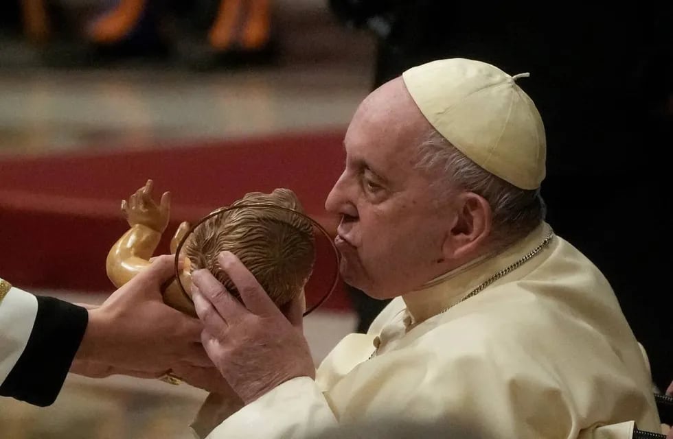 El Papa Francisco besa una estatua del Niño Jesús mientras preside la Misa de Nochebuena, en la Basílica de San Pedro en el Vaticano, el sábado 24 de diciembre de 2022 (imagen de archivo). Foto: AP/Gregorio Borgia