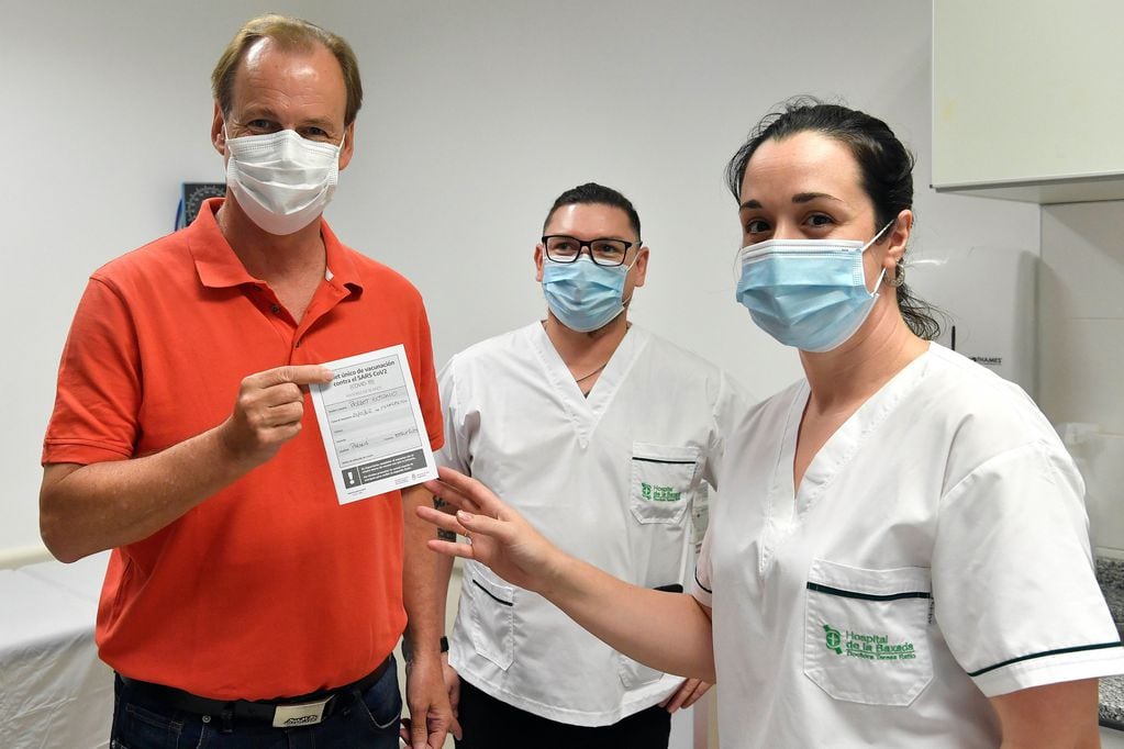 Gustavo Bordet recibió la primer dosis de la vacuna en el Hospital de la Baxada
