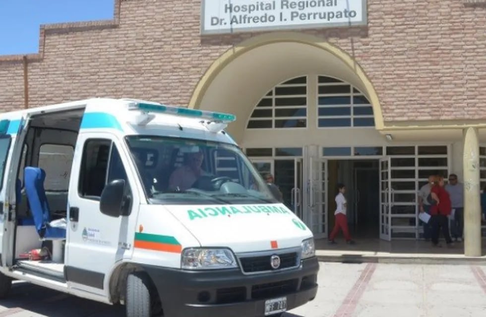 Un hombre fue apuñalado por el hijo de su novia y quedó grave e internado en el hospital Perrupato.