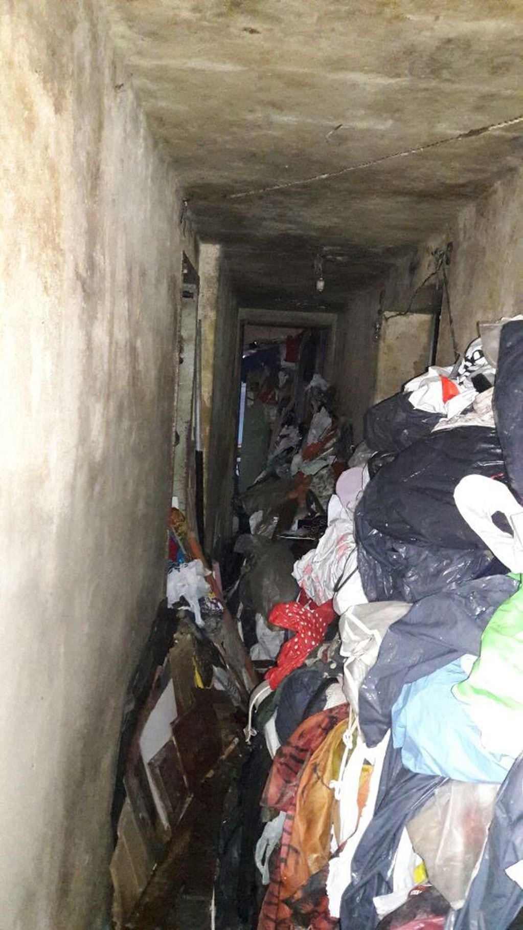 La Justicia de Rosario ordenó desalojar y limpiar una casa cuyos dueños son acumuladores de basura.