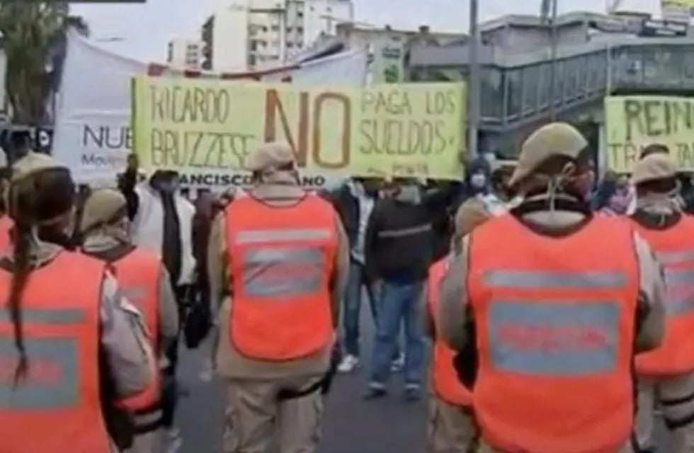 Manifestantes realizaron un corte total en el puente Pueyrredón. (Foto: Clarín)