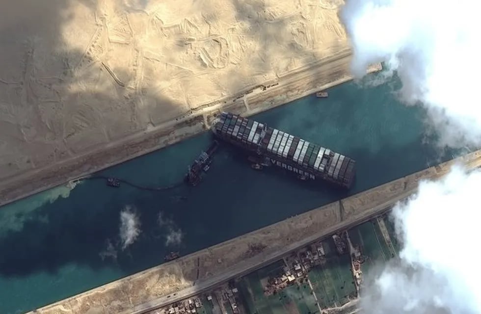 Vista desde arriba del buque encallado en el Canal de Suez. (Foto: Los Andes)