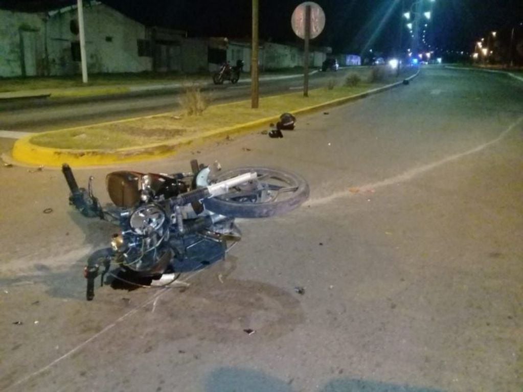 Fuerte accidente dejó a dos motociclistas graves.