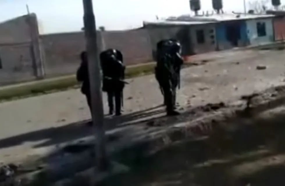 ataque a la policia de Mendoza desde los techos