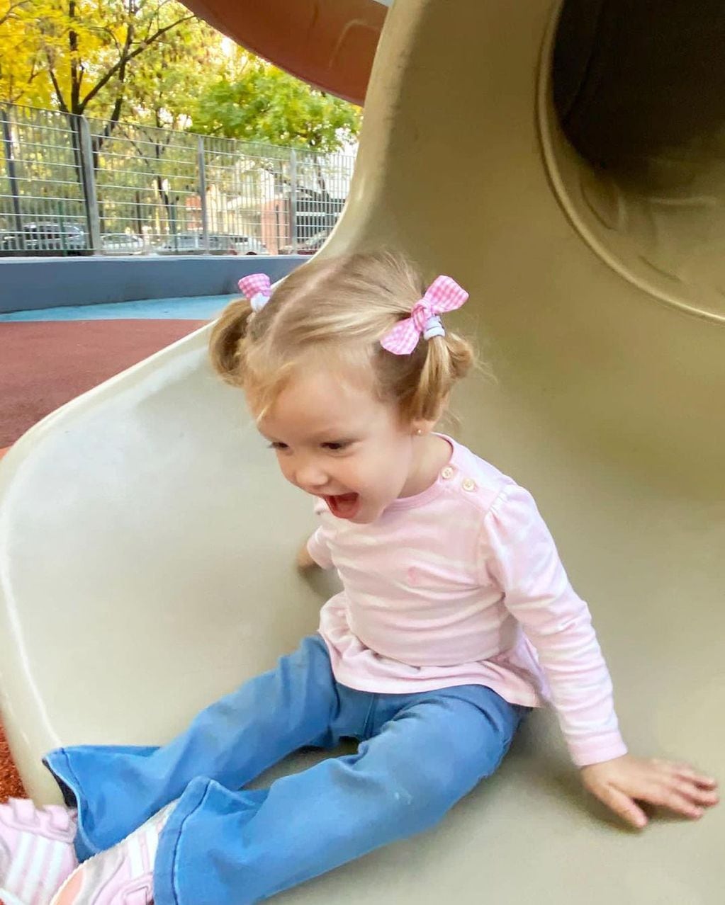 Pampita eligió un look informal y en tonos pasteles para la tarde de juegos de su hija.