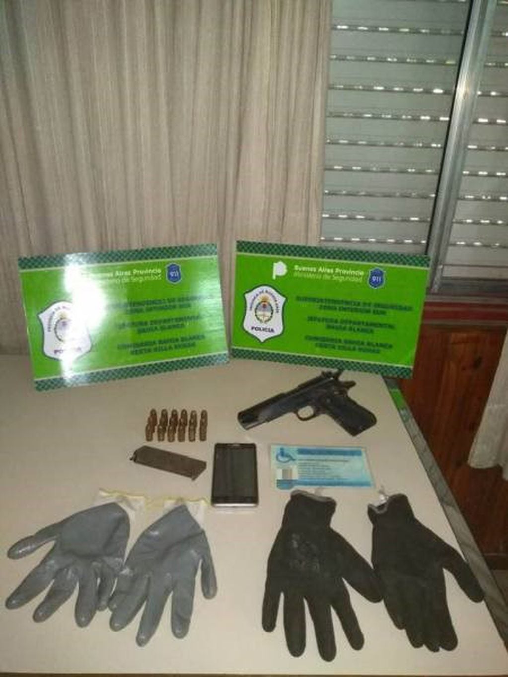 En el domicilio se encontraron un arma, municiones y documentación de una víctima de un asalto