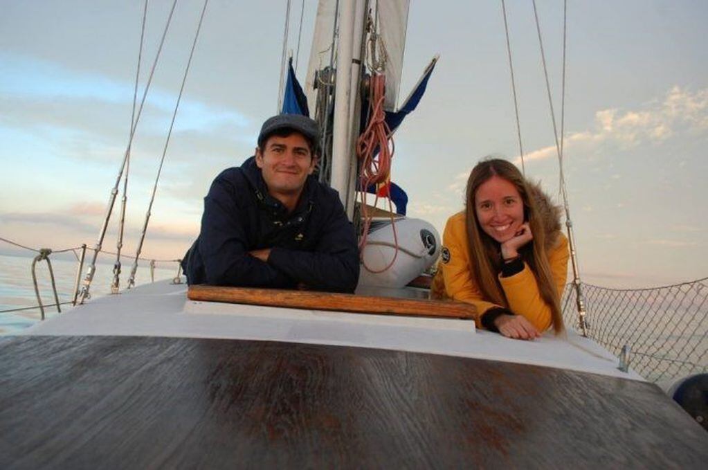 Wenceslao y Silvina disfrutando su velero, nave y hospedaje para sus sueños.