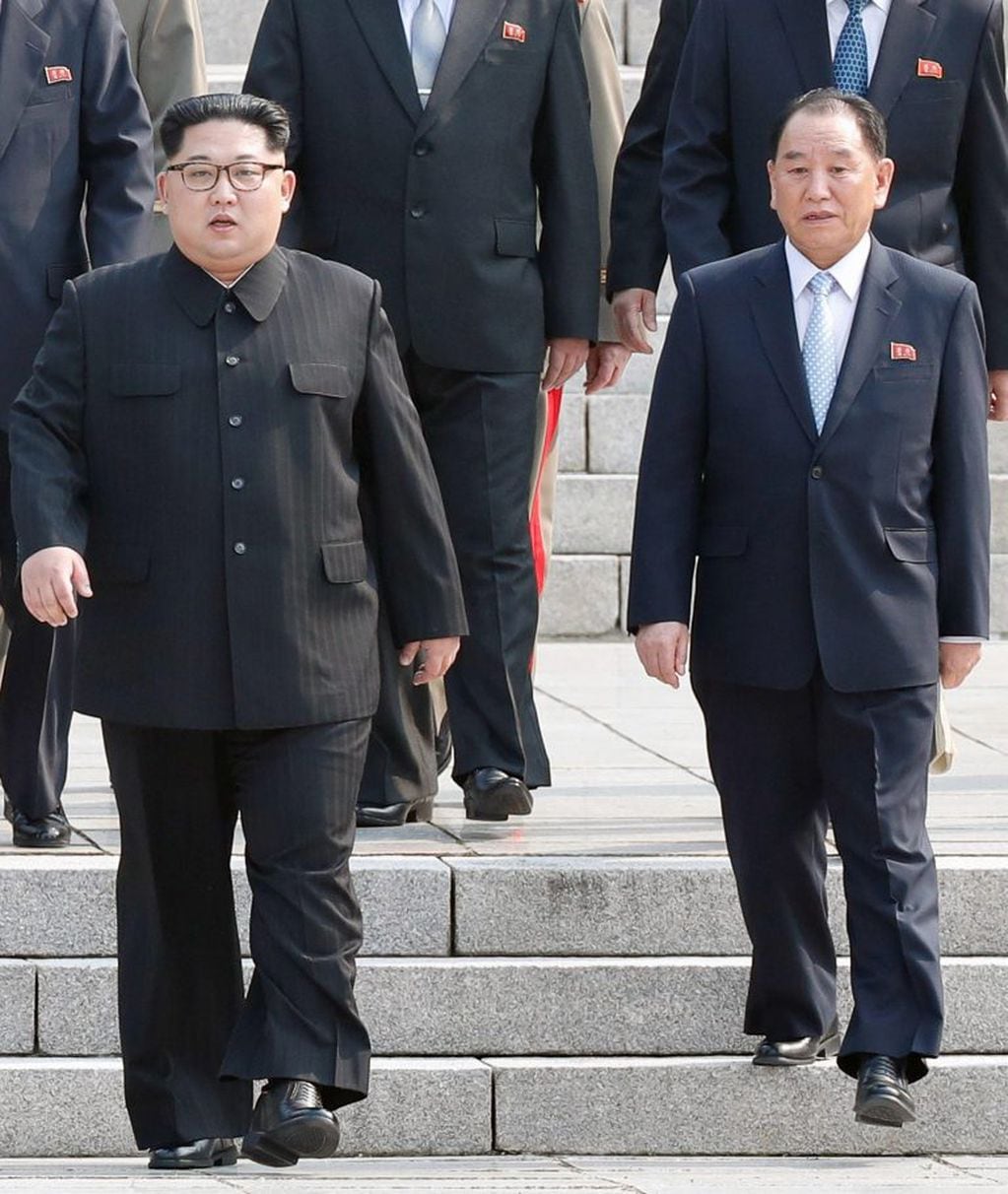 El líder norcoreano, Kim Jong-un y uno de los altos cargos del gobierno norcoreano Kim Yong-chol.