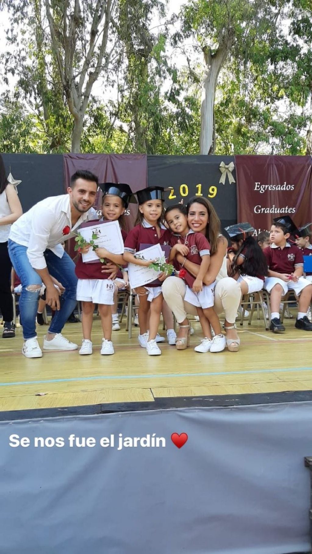 Cinthia Fernández y Matías Defederico posan junto a sus hijas "Egresaditas" del jardín (Foto: Instagram)