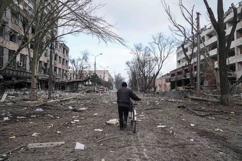 Rusia destrozó los barrios residenciales de Mariúpol, dejando estructuras vacías. 