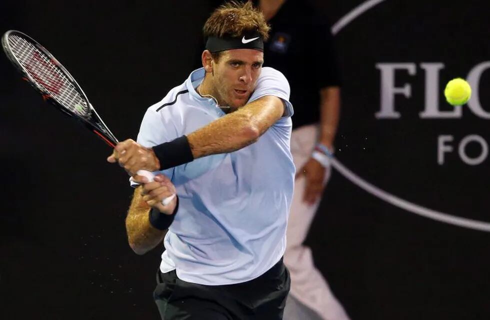 Juan Martin Del Potro of Argentina hits a return against David Ferrer of Spain during their men's singles semi-final match at the ATP Auckland Classic tennis tournament in Auckland on January 12, 2018. / AFP PHOTO / MICHAEL BRADLEY